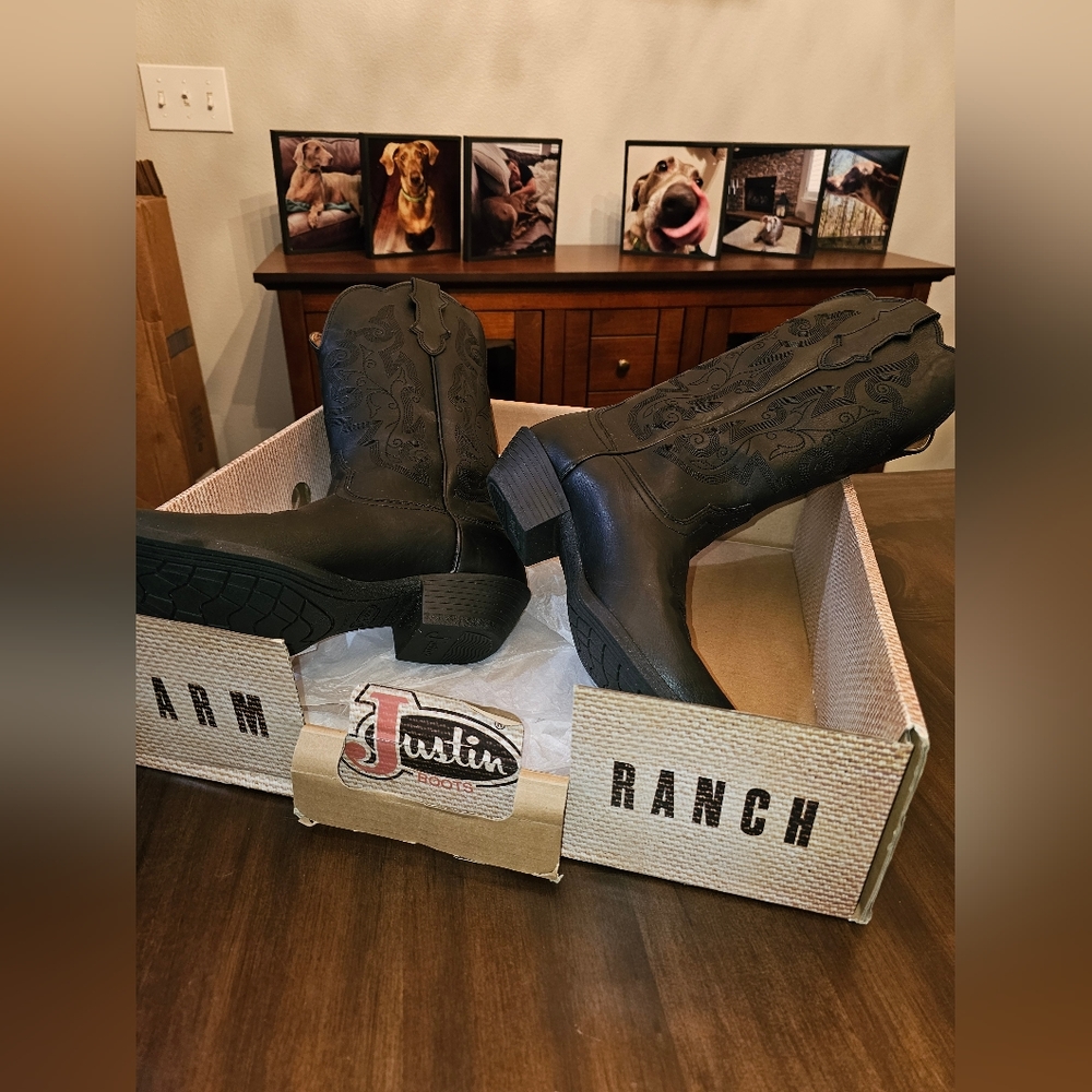 Justin Ladies Cowboy Boots- NEVER WORN!!